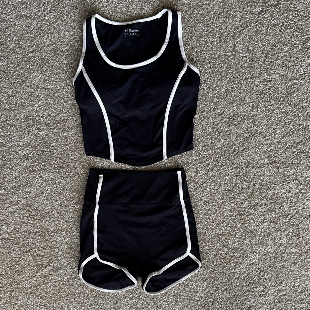 Enerbloom Black and White Sports Bra Set